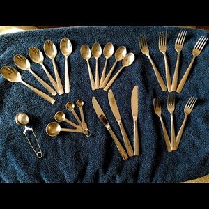 Oneida Stainless steel flatware set